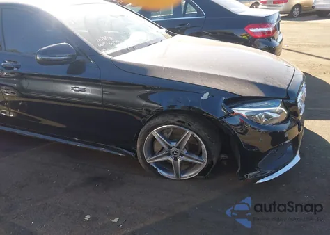 2018 Mercedes-Benz C 300 z USA, uszkodzony, nr VIN 55SWF4JB7JU252992